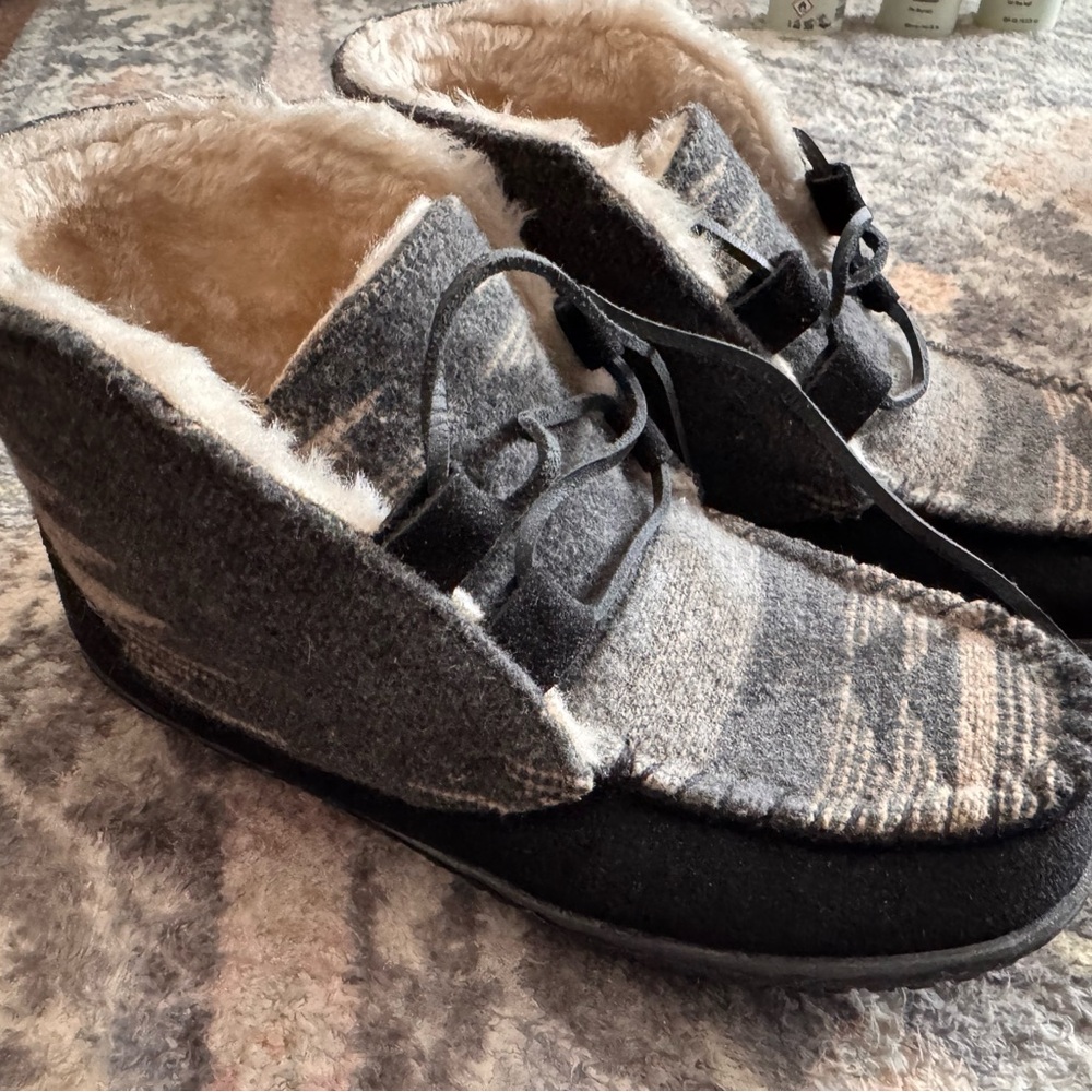 Minnetonka Gray and Black Wool-Lined Boots - Picture 4 of 4
